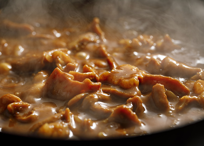 特製味噌ダレでじっくり煮込んだ 「牛もつ」がうまい！