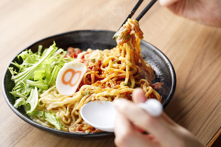 バジルトマト唐麺（混ぜる）